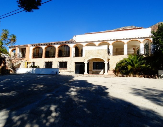 Geschäftshaus mit 4 Wohnungen zu verkaufen in Javea