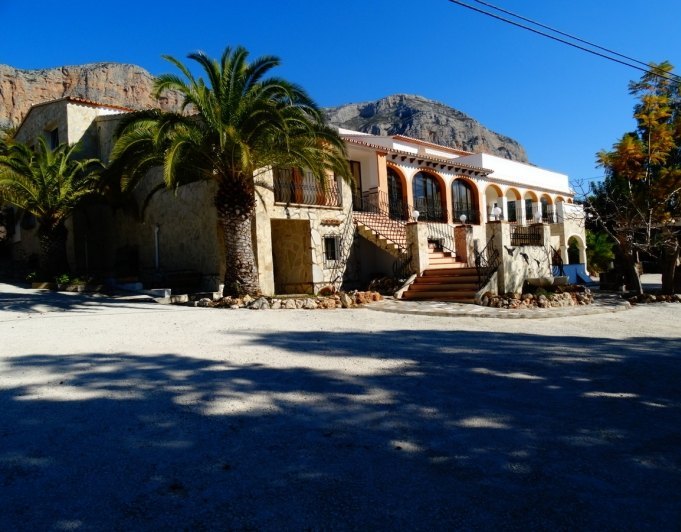 Geschäftshaus mit 4 Wohnungen zu verkaufen in Javea