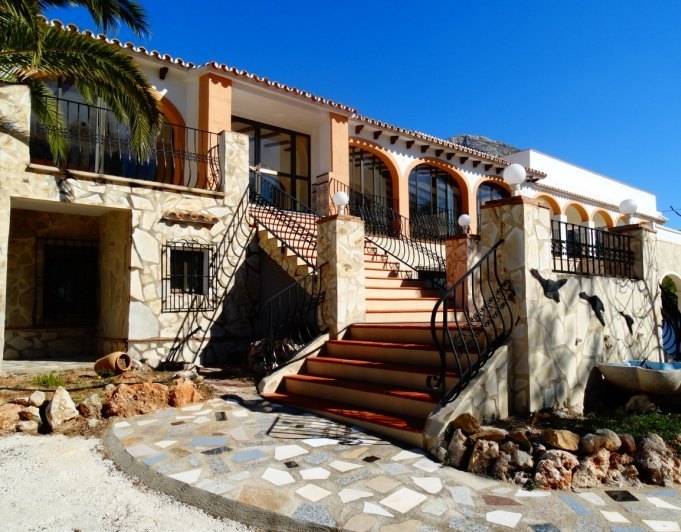 Geschäftshaus mit 4 Wohnungen zu verkaufen in Javea