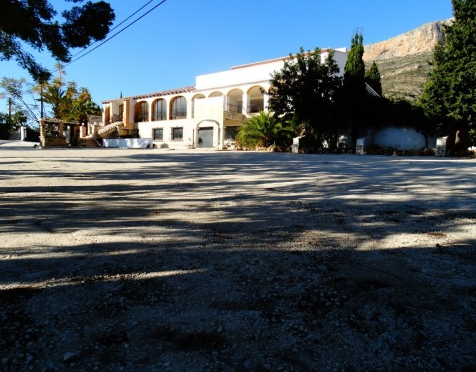 Geschäftshaus mit 4 Wohnungen zu verkaufen in Javea