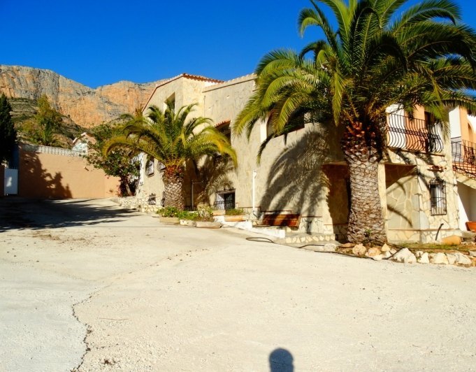 Geschäftshaus mit 4 Wohnungen zu verkaufen in Javea