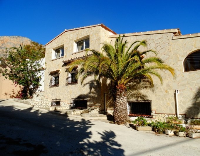 Geschäftshaus mit 4 Wohnungen zu verkaufen in Javea
