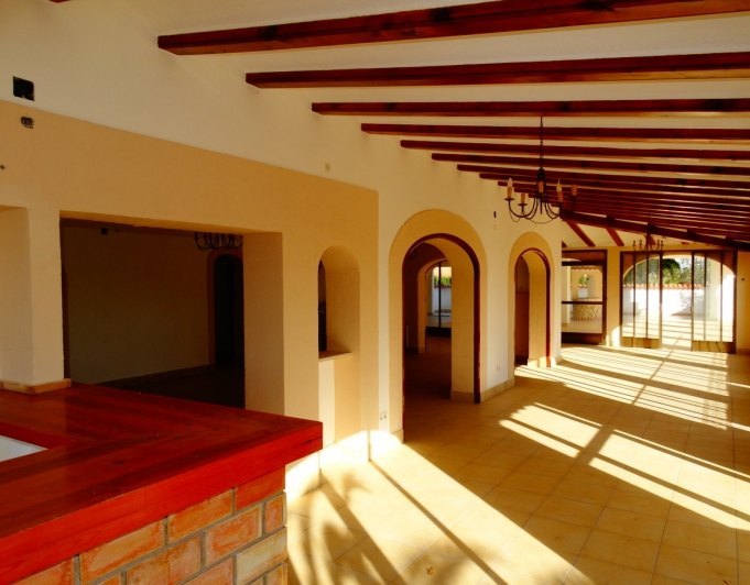 Geschäftshaus mit 4 Wohnungen zu verkaufen in Javea