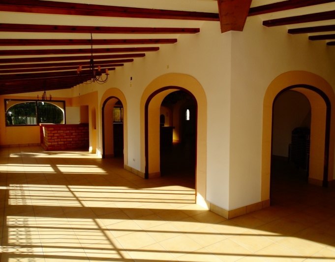 Geschäftshaus mit 4 Wohnungen zu verkaufen in Javea