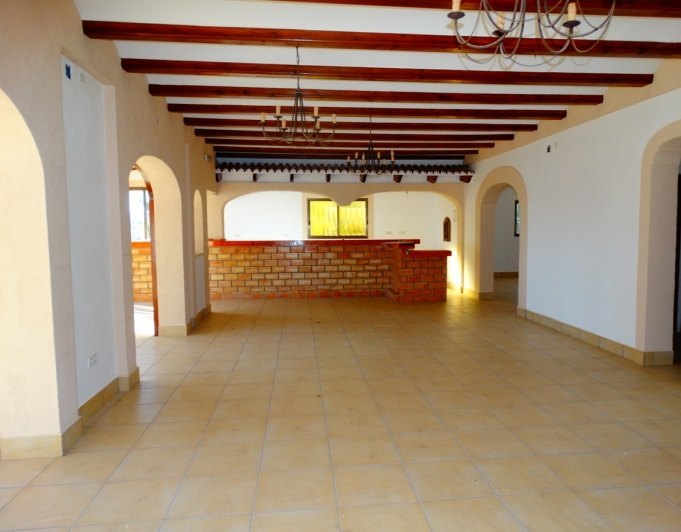Geschäftshaus mit 4 Wohnungen zu verkaufen in Javea