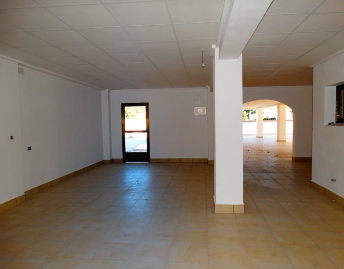Geschäftshaus mit 4 Wohnungen zu verkaufen in Javea