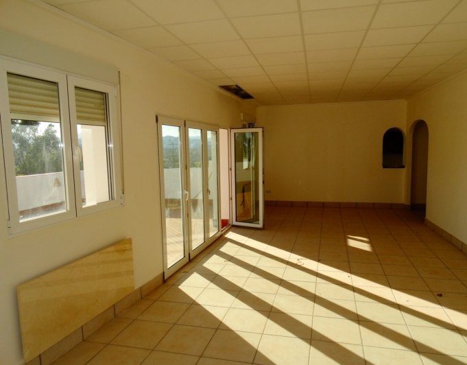 Geschäftshaus mit 4 Wohnungen zu verkaufen in Javea