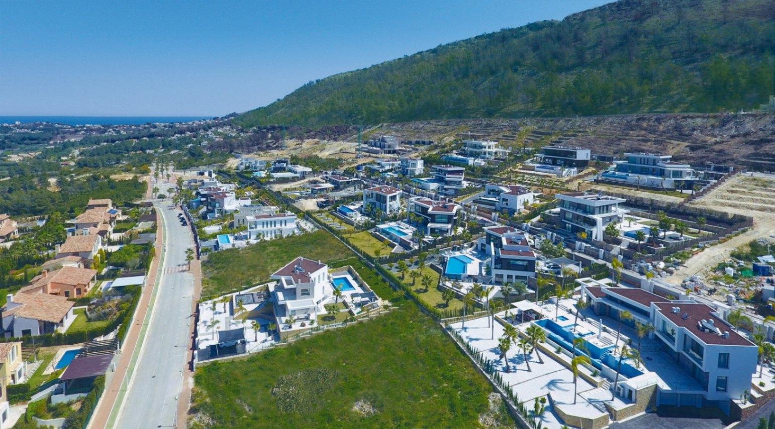 Luxuriöse moderne Villa mit vier Schlafzimmern und vier Bädern