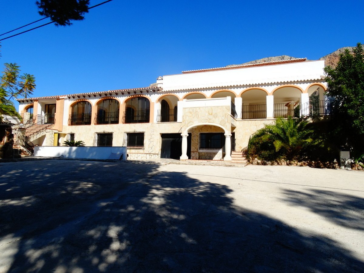 Geschäftshaus mit 4 Wohnungen zu verkaufen in Javea