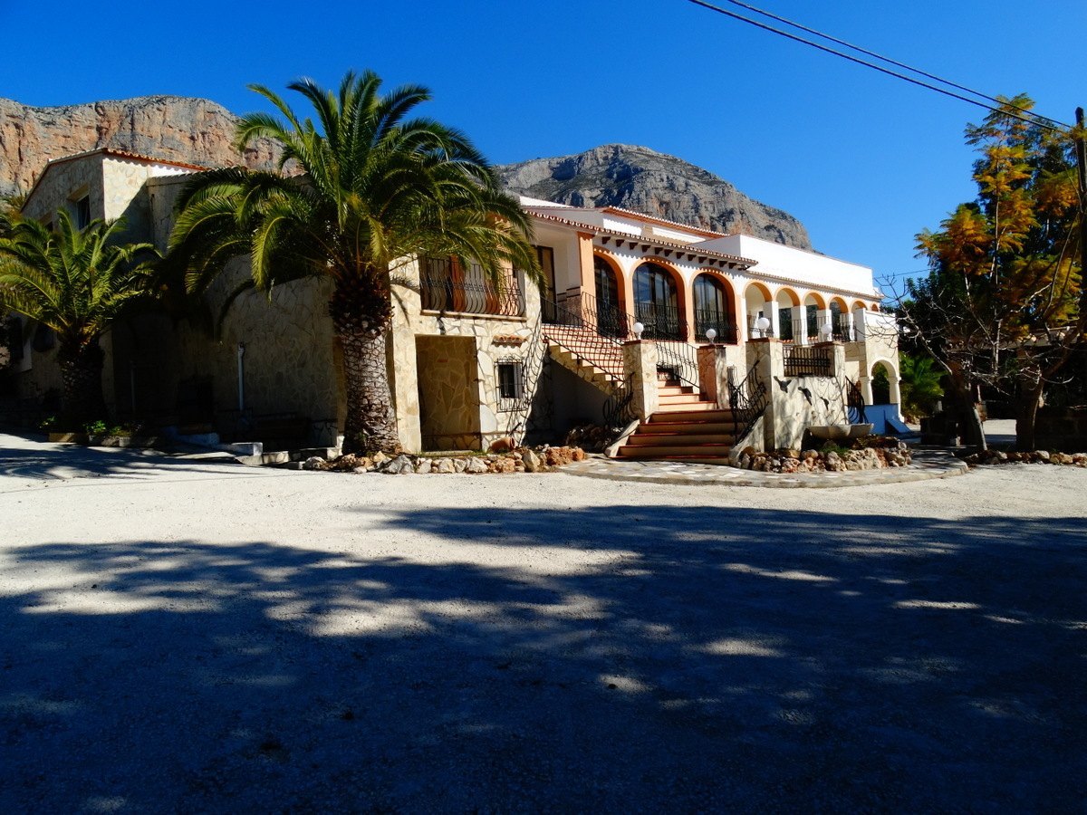 Geschäftshaus mit 4 Wohnungen zu verkaufen in Javea