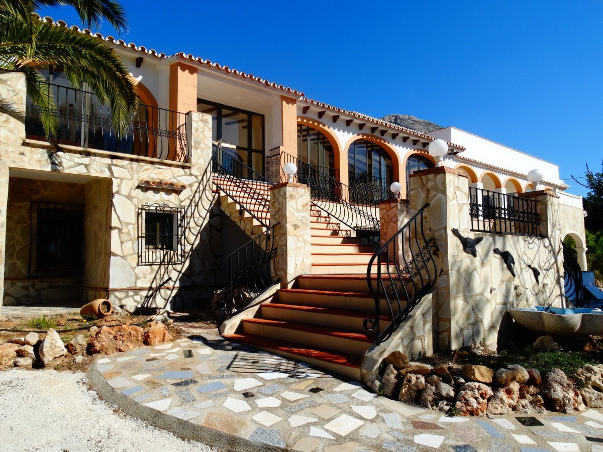 Geschäftshaus mit 4 Wohnungen zu verkaufen in Javea