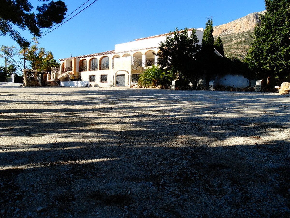 Geschäftshaus mit 4 Wohnungen zu verkaufen in Javea