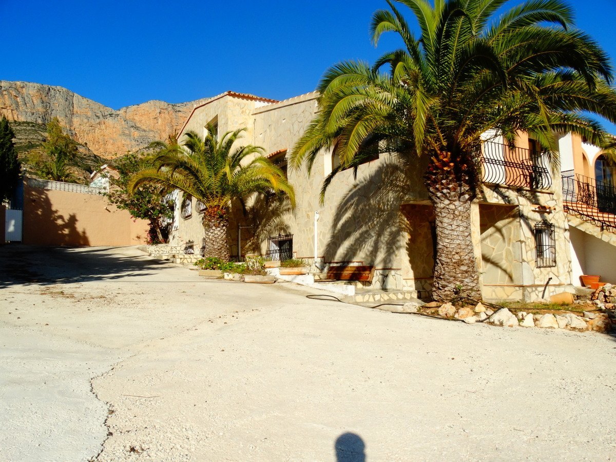 Geschäftshaus mit 4 Wohnungen zu verkaufen in Javea