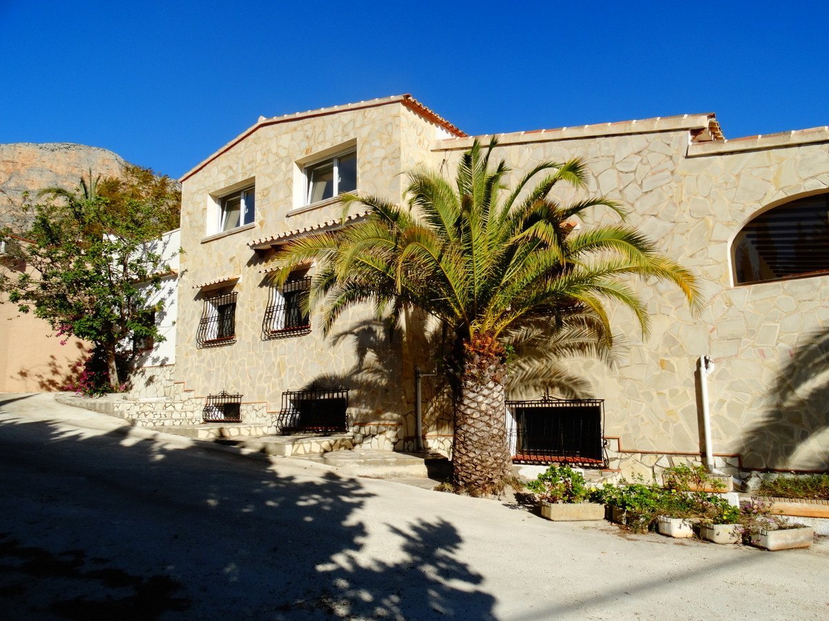Geschäftshaus mit 4 Wohnungen zu verkaufen in Javea
