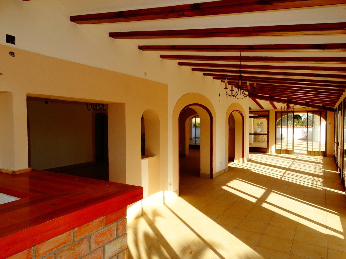Geschäftshaus mit 4 Wohnungen zu verkaufen in Javea