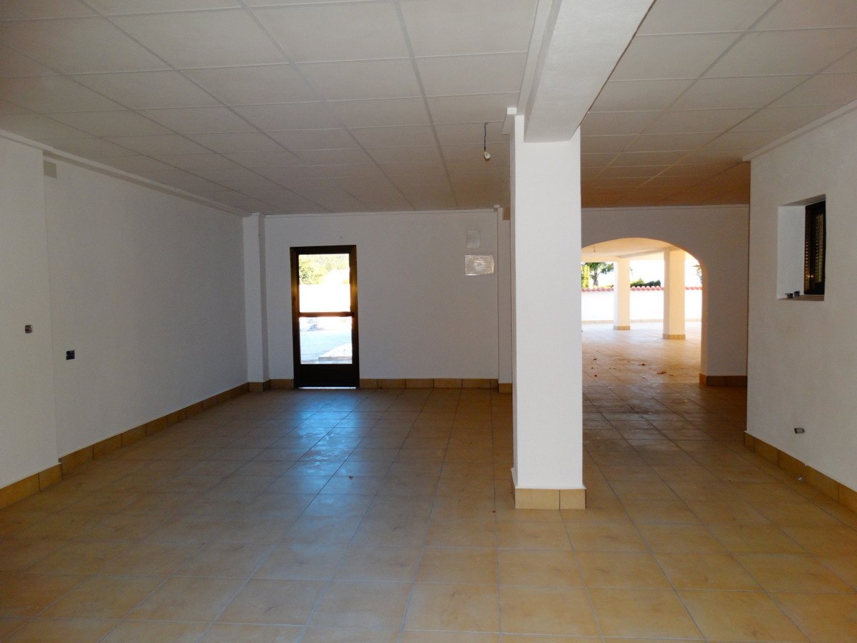Geschäftshaus mit 4 Wohnungen zu verkaufen in Javea