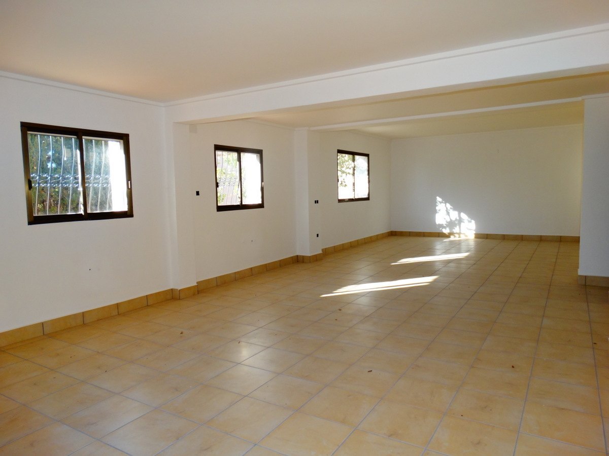 Geschäftshaus mit 4 Wohnungen zu verkaufen in Javea