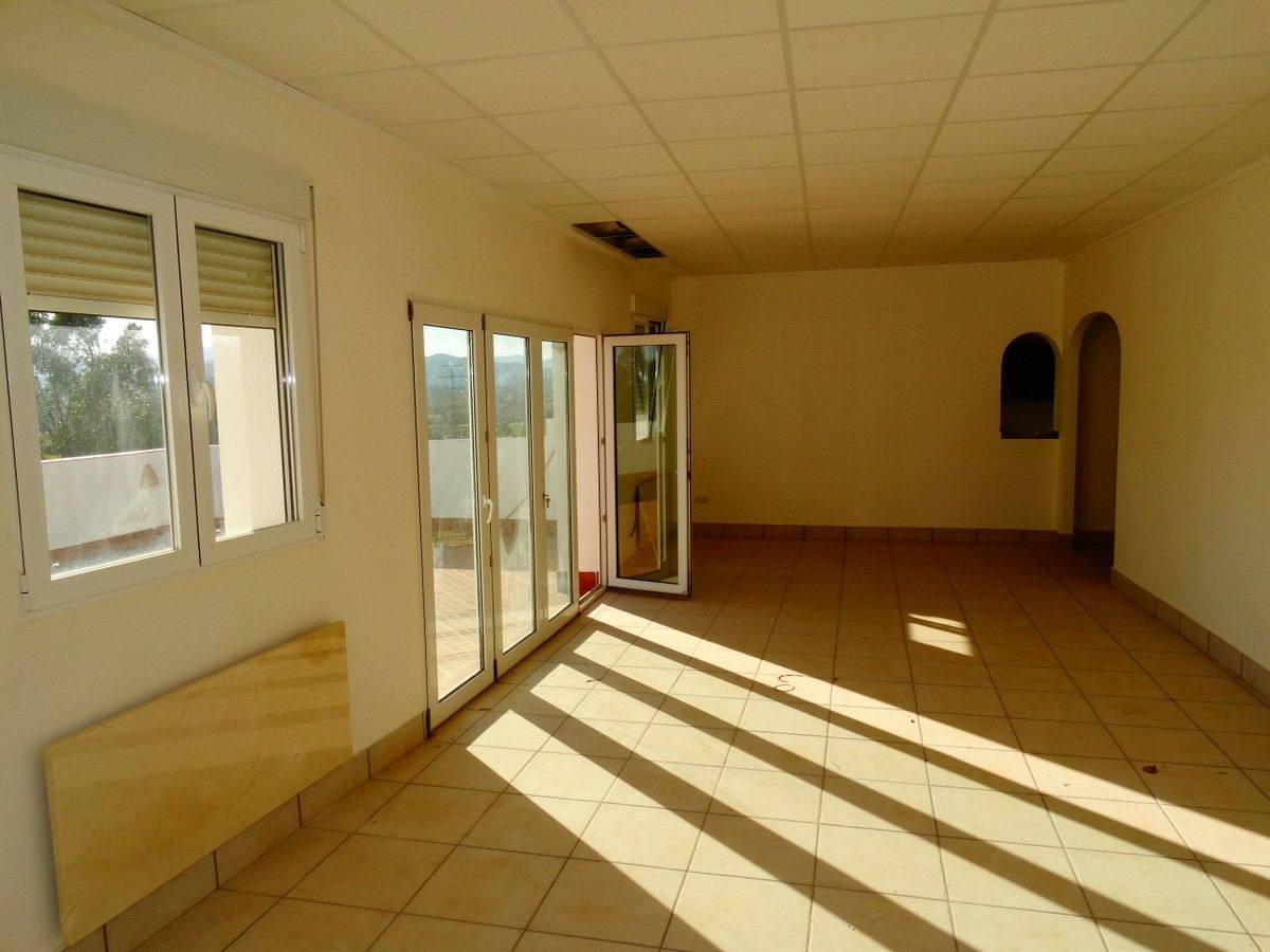 Geschäftshaus mit 4 Wohnungen zu verkaufen in Javea