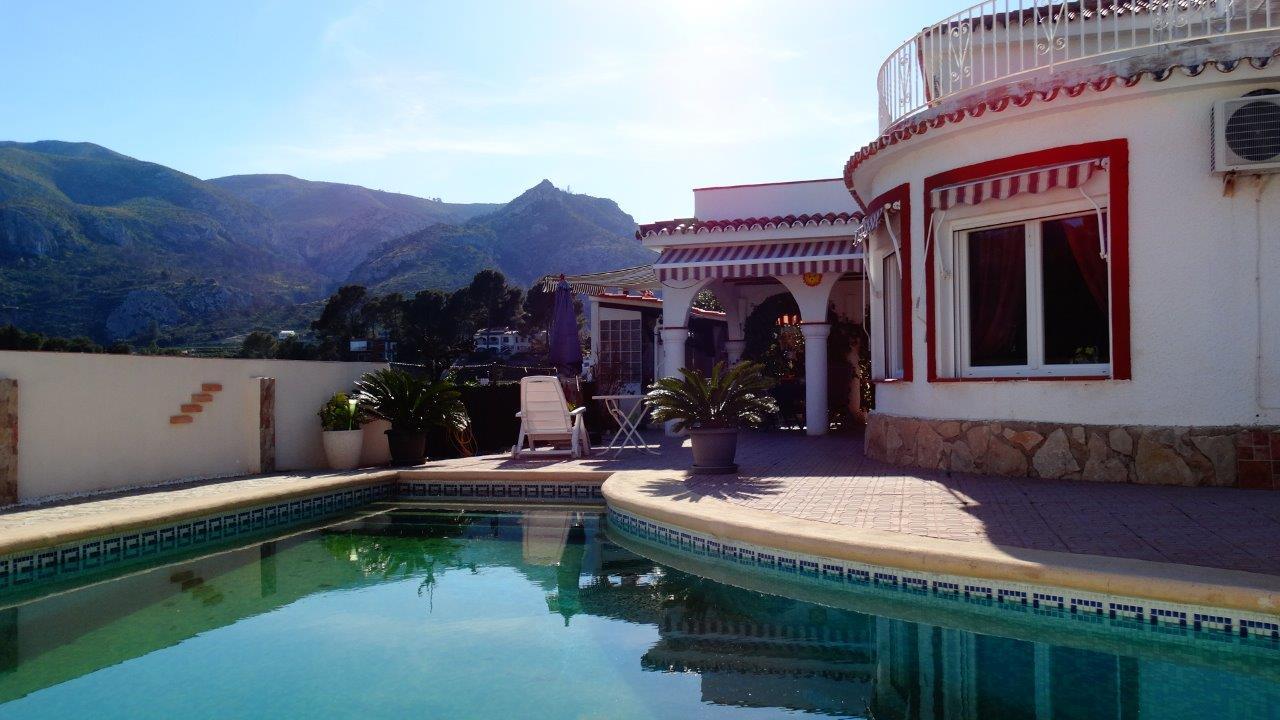Große Villa mit atemberaubendem Bergblick zu verkaufen