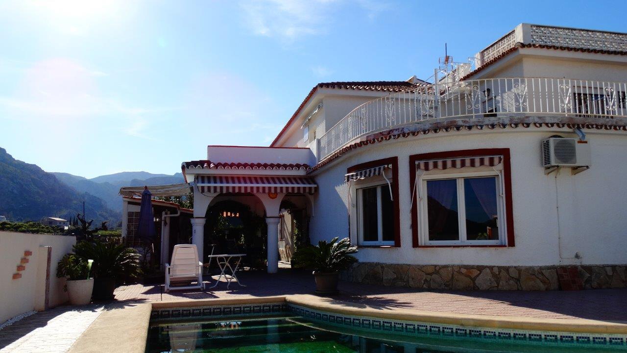 Große Villa mit atemberaubendem Bergblick zu verkaufen