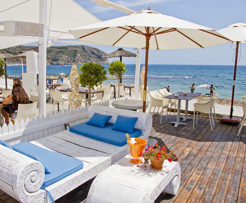 MODERNE DESIGNVILLA NUR WENIGE MINUTEN VOM STRAND ENTFERNT